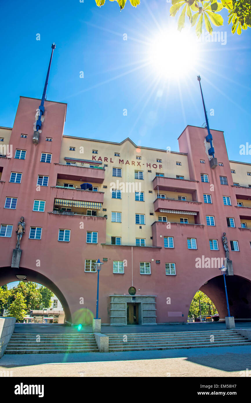 Karl Marx Hof Vienna retroilluminazione sun Foto Stock