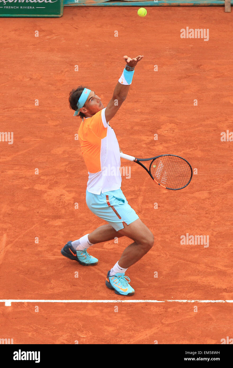 Monte Carlo, Monaco. 16 Aprile, 2015. Rafael Nadal in azione contro John Isner, tennis ATP Montecarlo Rolex Masters ha suonato presso il Monte Carlo Country Club di Monaco. © Credit: Jimmy Whhittee/Alamy Live News Foto Stock