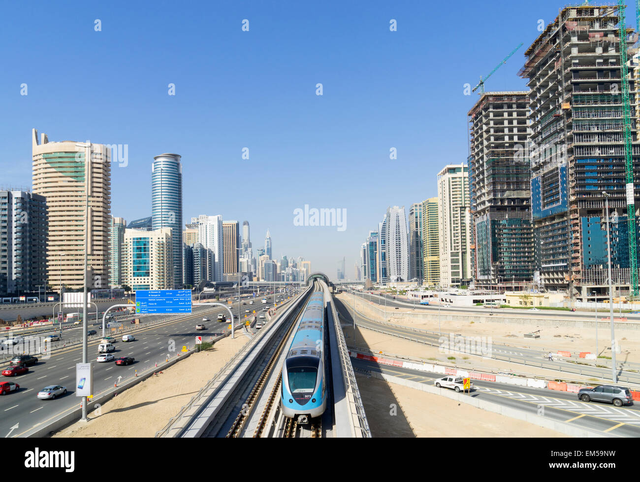 Treno della metropolitana e lo skyline di Dubai con Jumeirah Lakes Towers (JLT) in Dubai Emirati Arabi Uniti Foto Stock