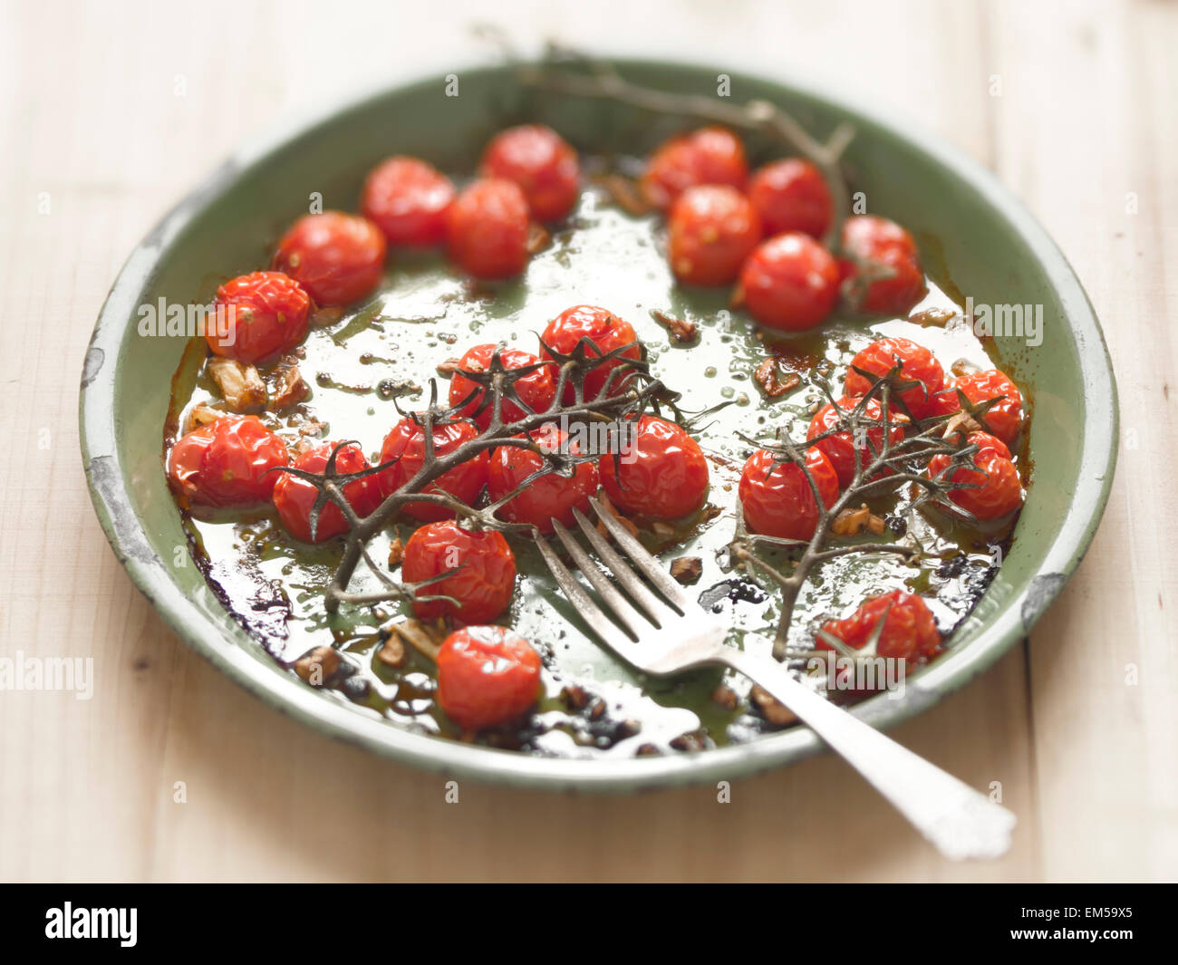 Arrosto di vitigno rosso di pomodori ciliegini Foto Stock