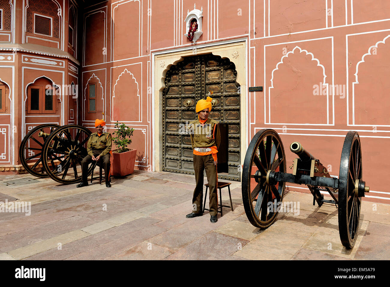 Le protezioni con canoni entro le mura del palazzo di città, Jaipur, Rajasthan Foto Stock