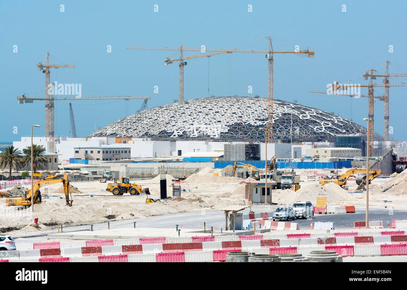 Sito in costruzione del museo del Louvre sull isola Saadiyat ad Abu Dhabi Emirati Arabi Uniti Foto Stock