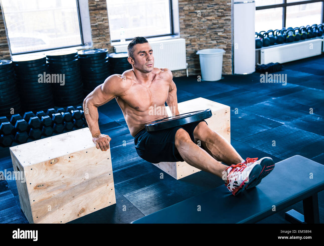 Bel uomo muscolare allenamento in palestra crossfit Foto Stock
