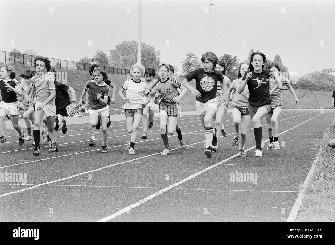 Ragazzi e ragazze prendere parte ad una gara presso la loro scuola di sport al giorno. Xx Giugno 1979. Foto Stock