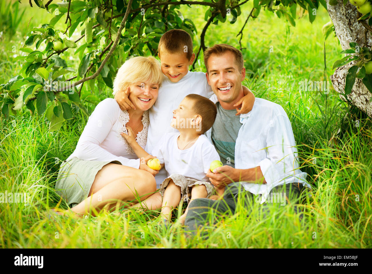 Felice famiglia grande all'aperto, aventi Fun Foto Stock