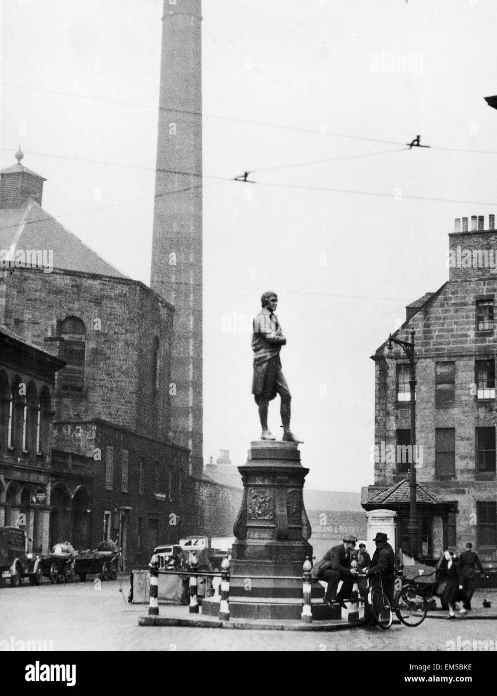 Gli uomini riuniti attorno a Robert Burns monumento dove costituzione e Bernard Street si incontrano. Leith, Edimburgo Giugno 1947 Foto Stock