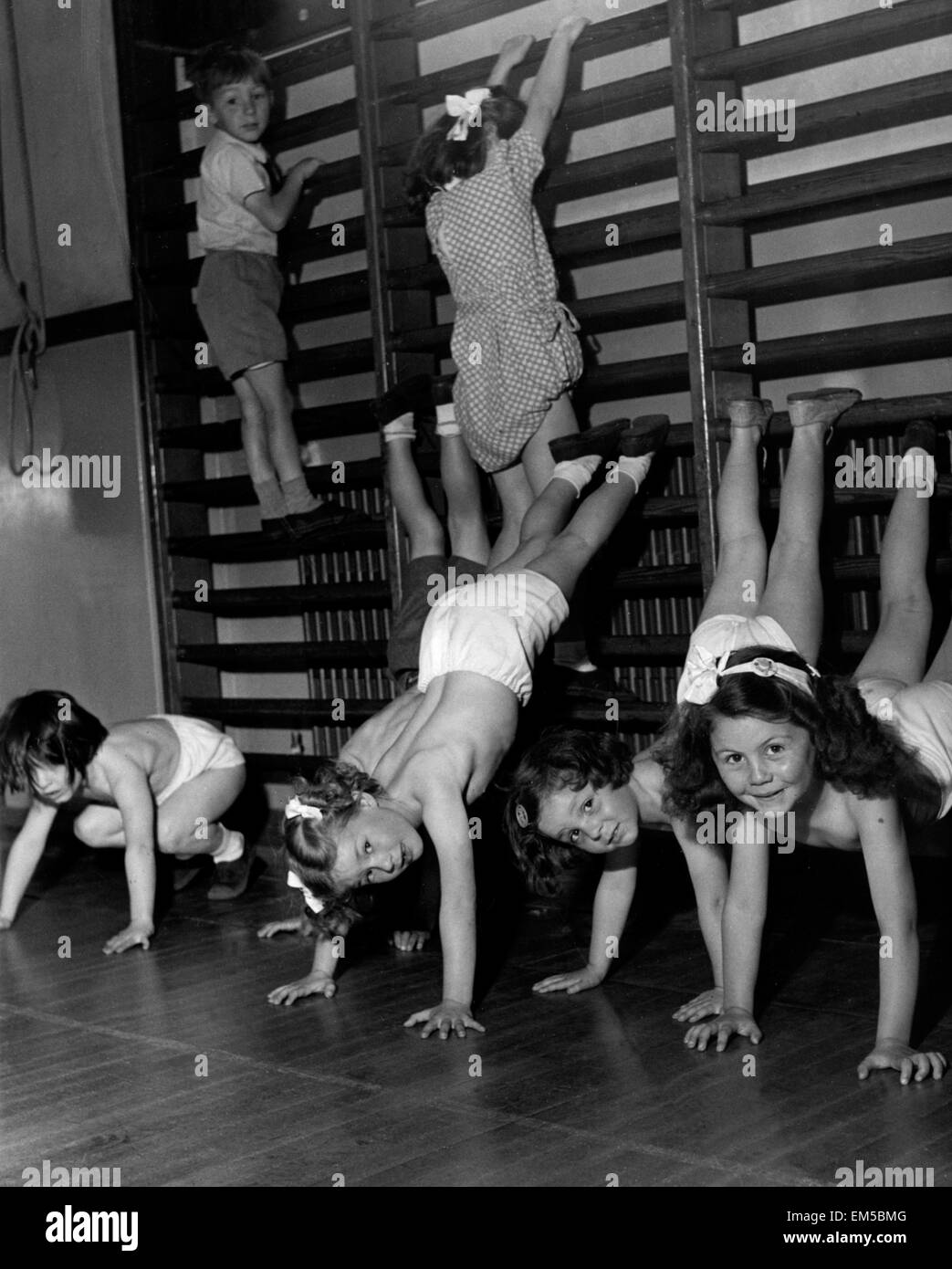 Educazione fisica a White Hart Lane scuola infantile. Il 22 giugno 1950. Foto Stock