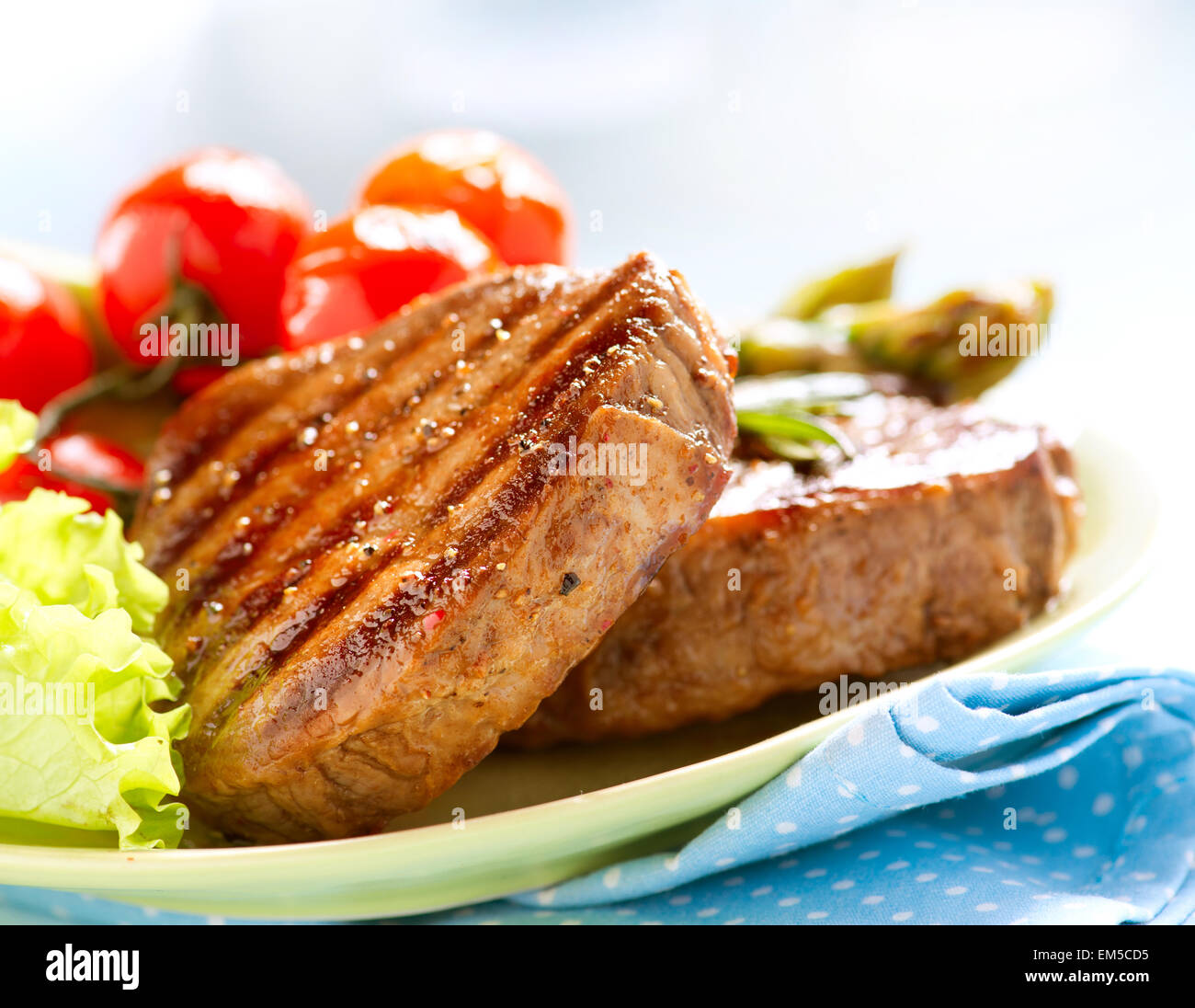 Grigliate di carne di manzo la carne su bianco Foto Stock