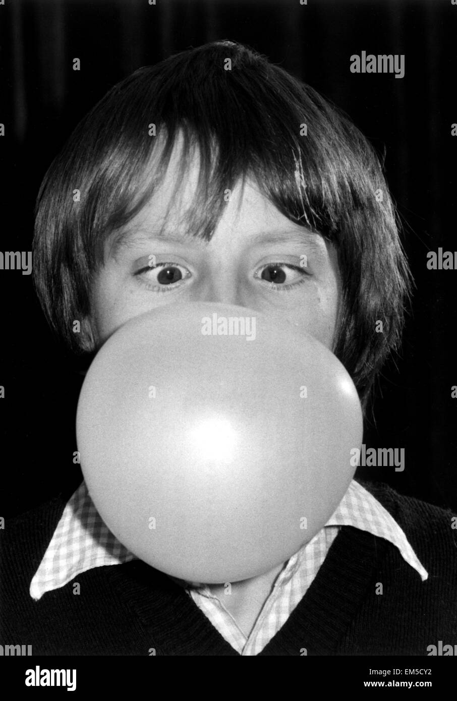 Nigel cadde con la sua Guinness Book of Records winninf 16,5 ' sfera di gomma da masticare. Il 10 novembre 1980. Foto Stock