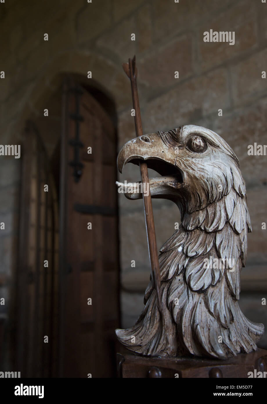 Regno Unito, Scozia, Scottish Borders, Yetholm, scultura di eagle con scettro nella sua bocca Foto Stock