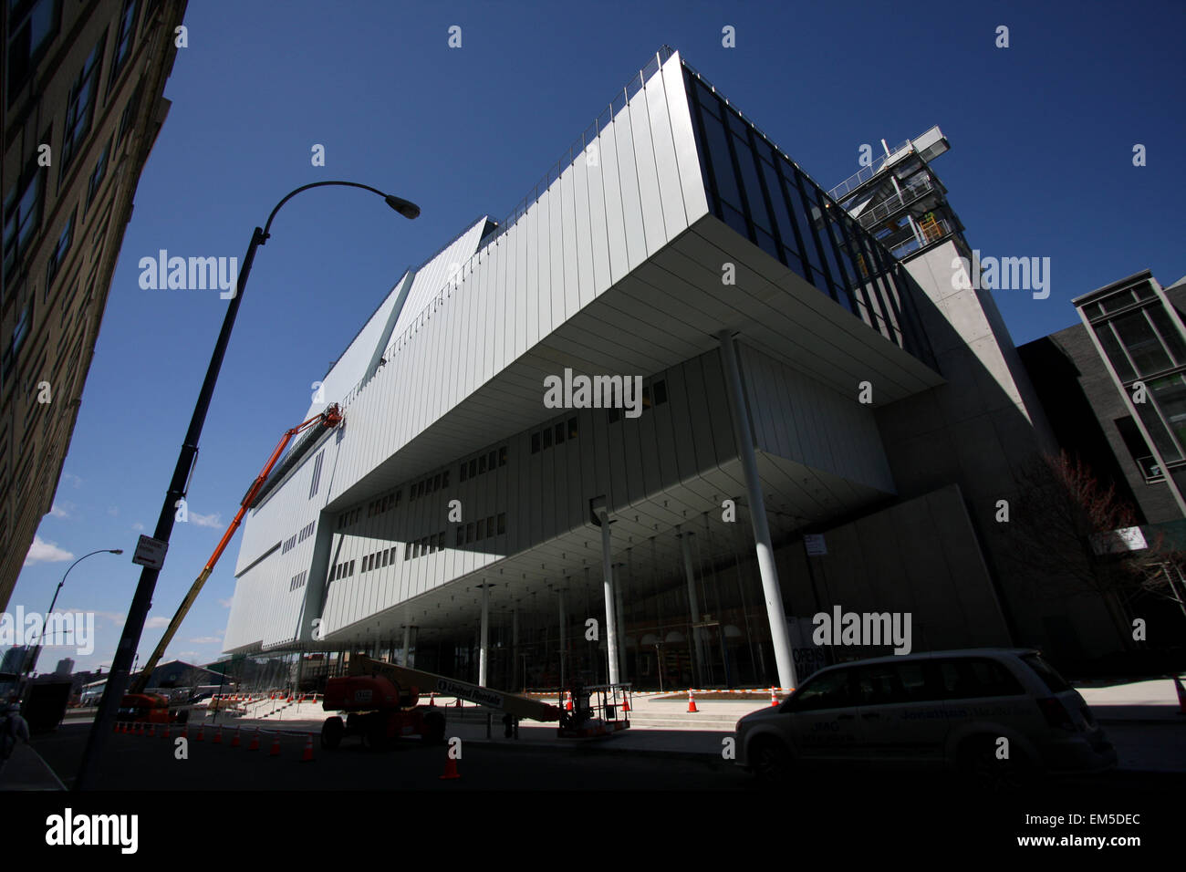 New York, Stati Uniti d'America. Xv Apr, 2015. Lavoratori edili mettendo tocchi di rifinitura sul nuovo Whitney Museum of American Art edificio a Washington Street e Gansevoort Street, nella città di New York il Quartiere Meatpacking alla fine della linea alta. Progettato dall'architetto Renzo Piano, 200.000-piazza-piede lo spazio sarà aperto al pubblico il 1 maggio 2015 Foto Stock