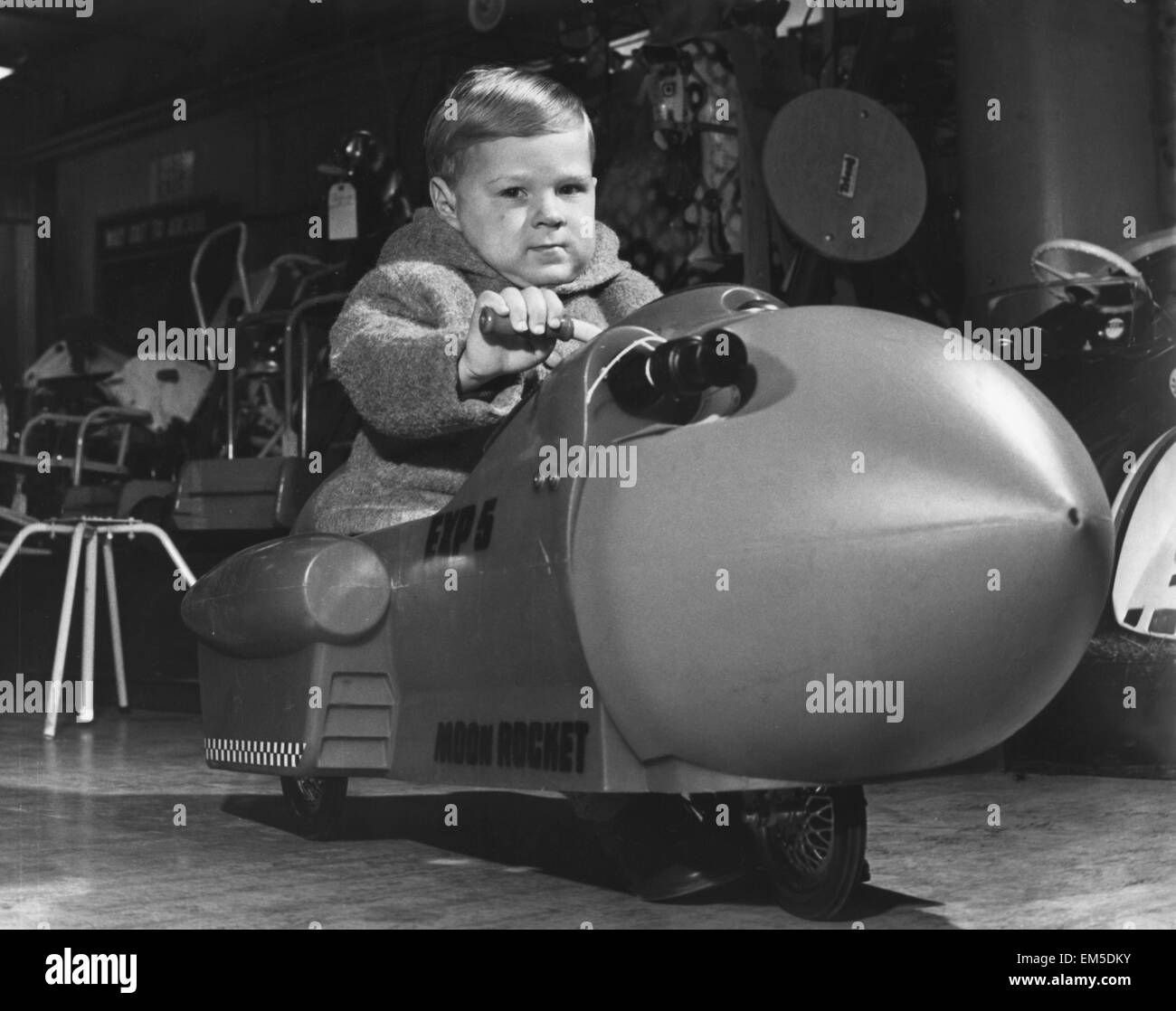 L'età dello spazio influenza, questo ragazzino sembra destinata a raggiungere la luna sul suo inter planetario triciclo a razzo. Il 22 novembre 1967 Foto Stock