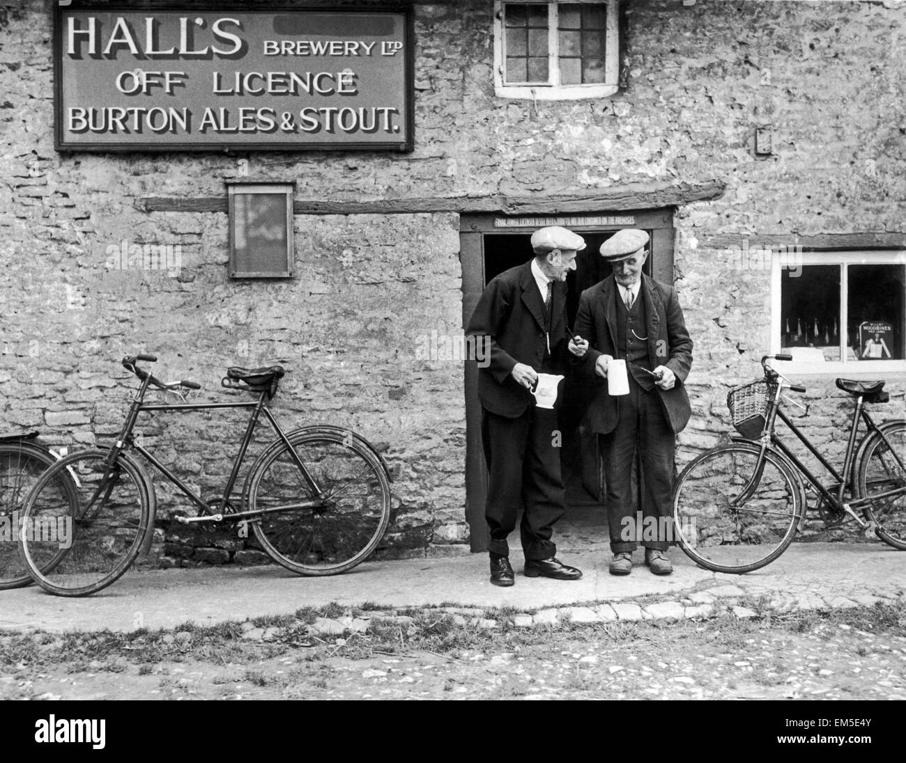 Halls birreria licenza Off Burton Ales & Stout in Bucknell di Oxford Il villaggio non dispone di un pub in modo locali hanno bisogno di acquistare la loro birra alla licenza off , ma non deve bere nei locali. Così il villaggio verde è diventato il pub locale. 23/9/1946 Foto Stock