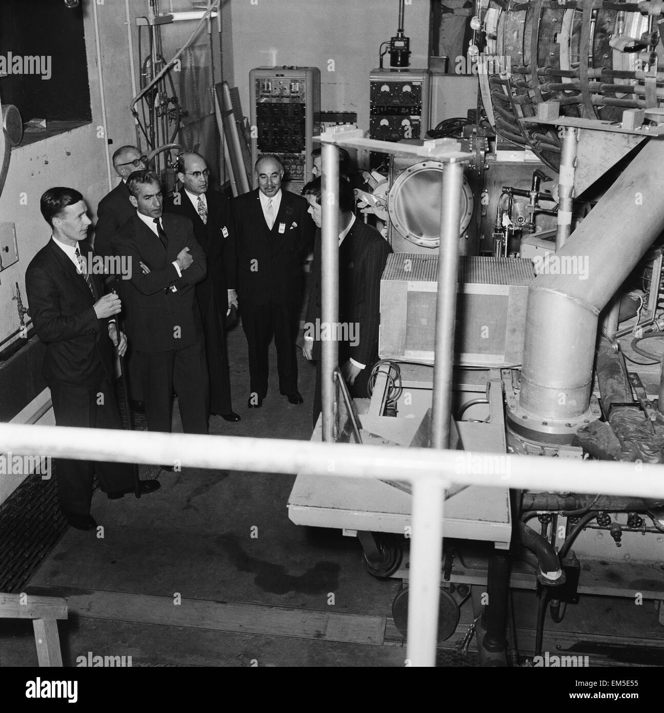 Mohammad-Reza Shah Pahlavi, Scià dell'Iran, nella foto durante la sua visita all'energia atomica Istituzione dell' Autorità in Harwell sulla sua visita in Gran Bretagna. Il 7 maggio 1959. Foto Stock