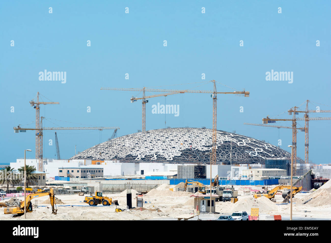 Sito in costruzione del museo del Louvre sull isola Saadiyat ad Abu Dhabi Emirati Arabi Uniti Foto Stock
