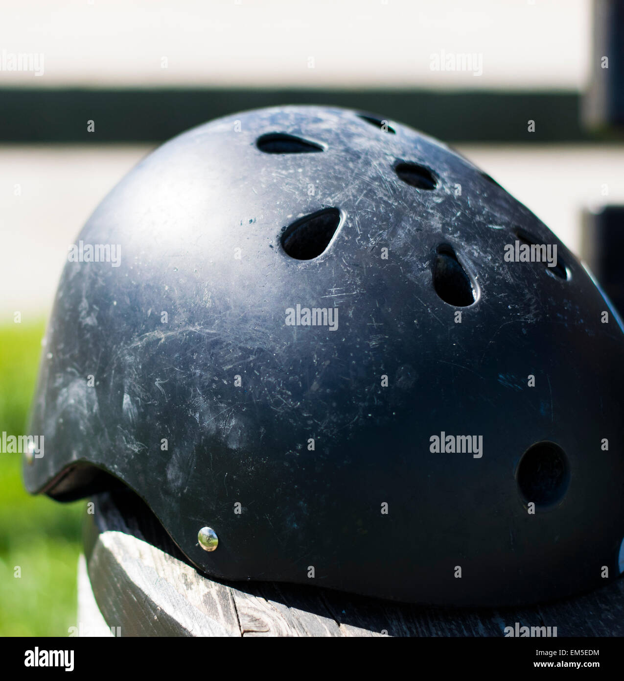 Un vecchio graffiato casco di pattinaggio Foto Stock