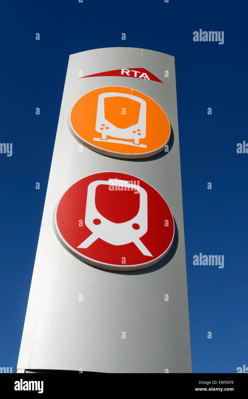Digital Signage per i nuovi tram alla stazione sul nuovo Dubai negli Emirati Arabi Uniti Foto Stock