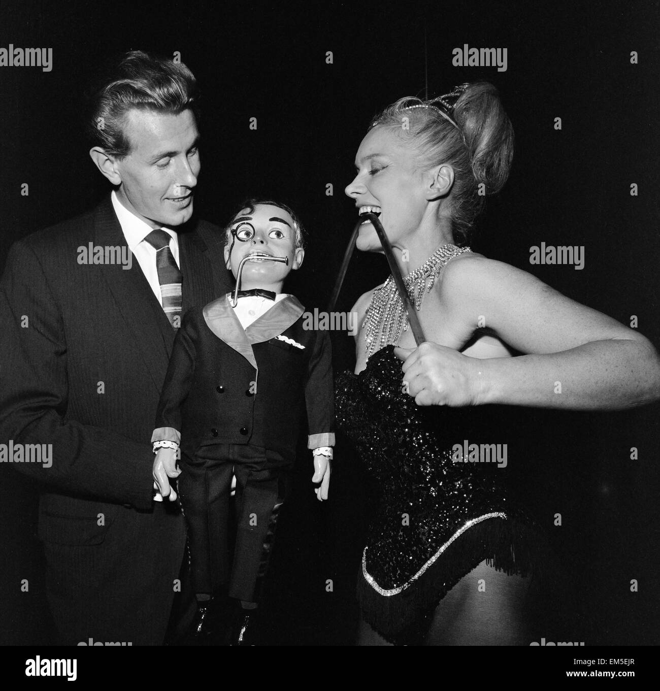 Ventriloquo Ray Alan con fantoccio Lord Charles, soddisfare Londra donna forte Joan Rodi al Magic Circle Festival, che si terrà presso il Teatro alla Scala di Londra Ottobre 1962. Foto Stock