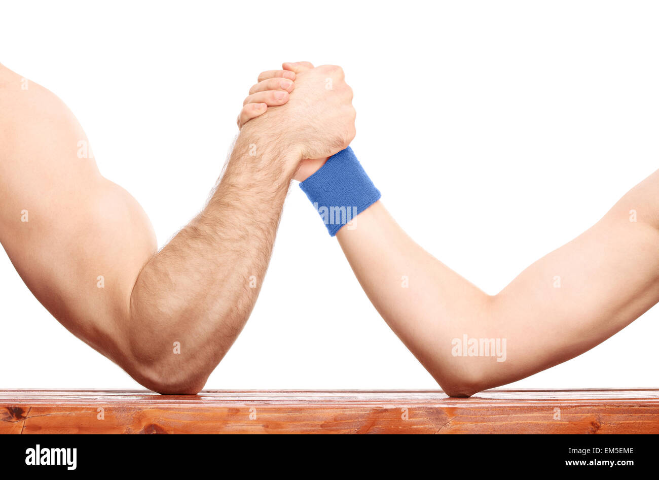Close-up su un braccio irregolare concorso di wrestling tra un braccio muscoloso e un magro uno isolato su sfondo bianco Foto Stock