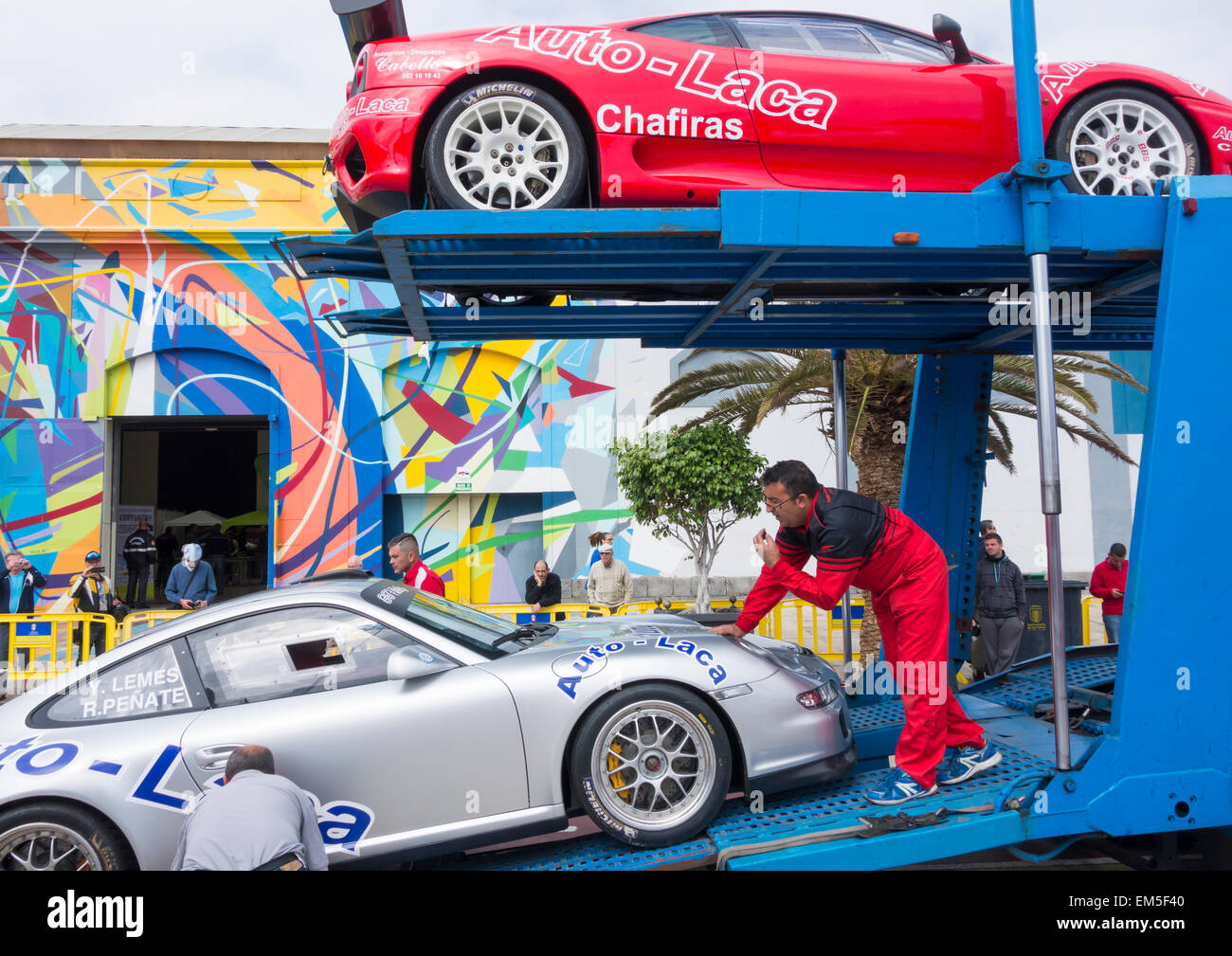 Las Palmas de Gran Canaria, Isole Canarie, Spagna. Giovedì 16 aprile 2015. Una Porsche (fondo) ed una Ferrari sono accuratamente scaricato da un trasportatore di auto in seguito al loro arrivo in traghetto a Gran Canaria per la Gran Canaria Rally che inizia il Venerdì, xvii Aparil Credito: ALANDAWSONPHOTOGRAPHY/Alamy Live News Foto Stock