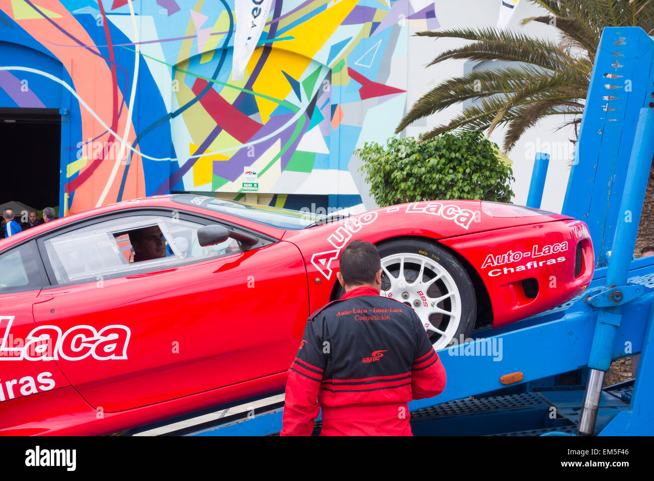 Las Palmas de Gran Canaria, Isole Canarie, Spagna. Giovedì 16 aprile 2015. Una Ferrari è scaricata con attenzione da un trasportatore di auto a seguito del suo arrivo in traghetto a Gran Canaria per la Gran Canaria Rally che inizia il Venerdì, xvii Aparil Credito: ALANDAWSONPHOTOGRAPHY/Alamy Live News Foto Stock