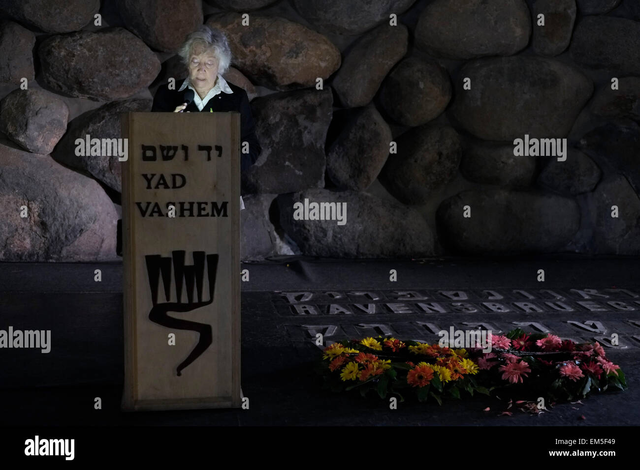 Una donna ebrea anziana che legge i nomi dei suoi parenti uccisi durante l'Olocausto alla fiamma e alla Sala della memoria nel Museo di Storia di Yad Vashem per l'Olocausto a Gerusalemme durante la Giornata della memoria dell'Olocausto in Israele Foto Stock