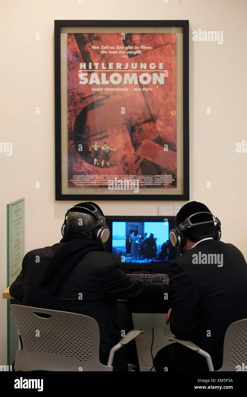 Gli ebrei haredi guardano il materiale d'archivio nel Visual Center di Yad Vashem, il World Holocaust Remembrance Center, a Gerusalemme, Israele, commemorando i 6 milioni di vittime ebraiche uccise dai nazisti durante la seconda guerra mondiale Foto Stock