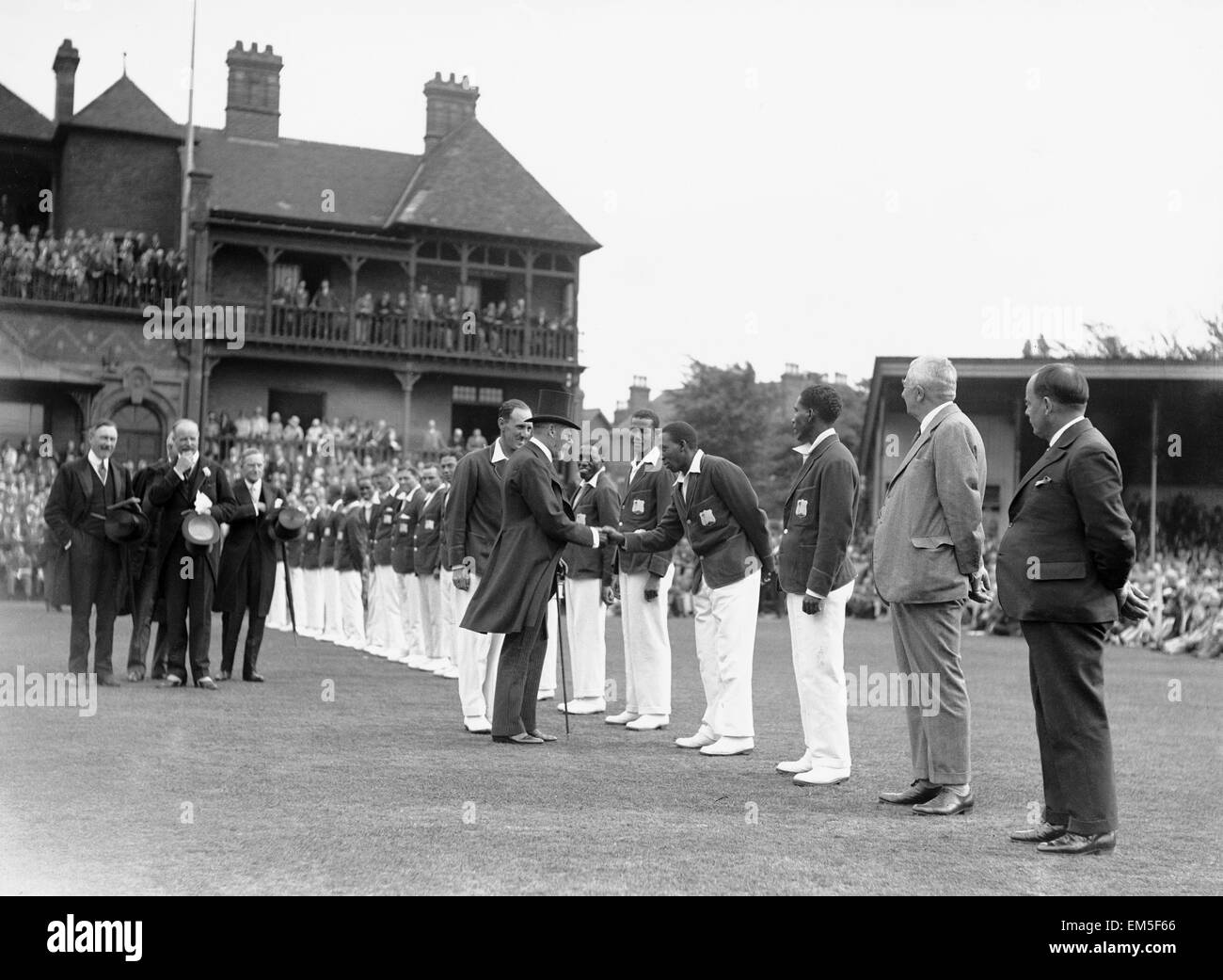Re Giorgio V a Nottingham, Lug 1928 SALUTO L N Costantino il West Indian Cricketer Foto Stock