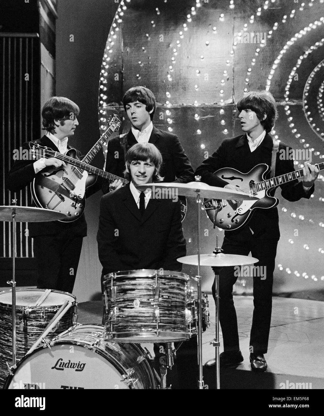 I Beatles nella foto durante le prove per la comparsa sulla BBC-TV 'Top del pop" a BBC Television Centre di Londra il 16 giugno 1966. In piedi dietro il batterista Ringo Starr sono da sinistra a destra: John Lennon, Paul McCartney e George Harrison. Foto Stock