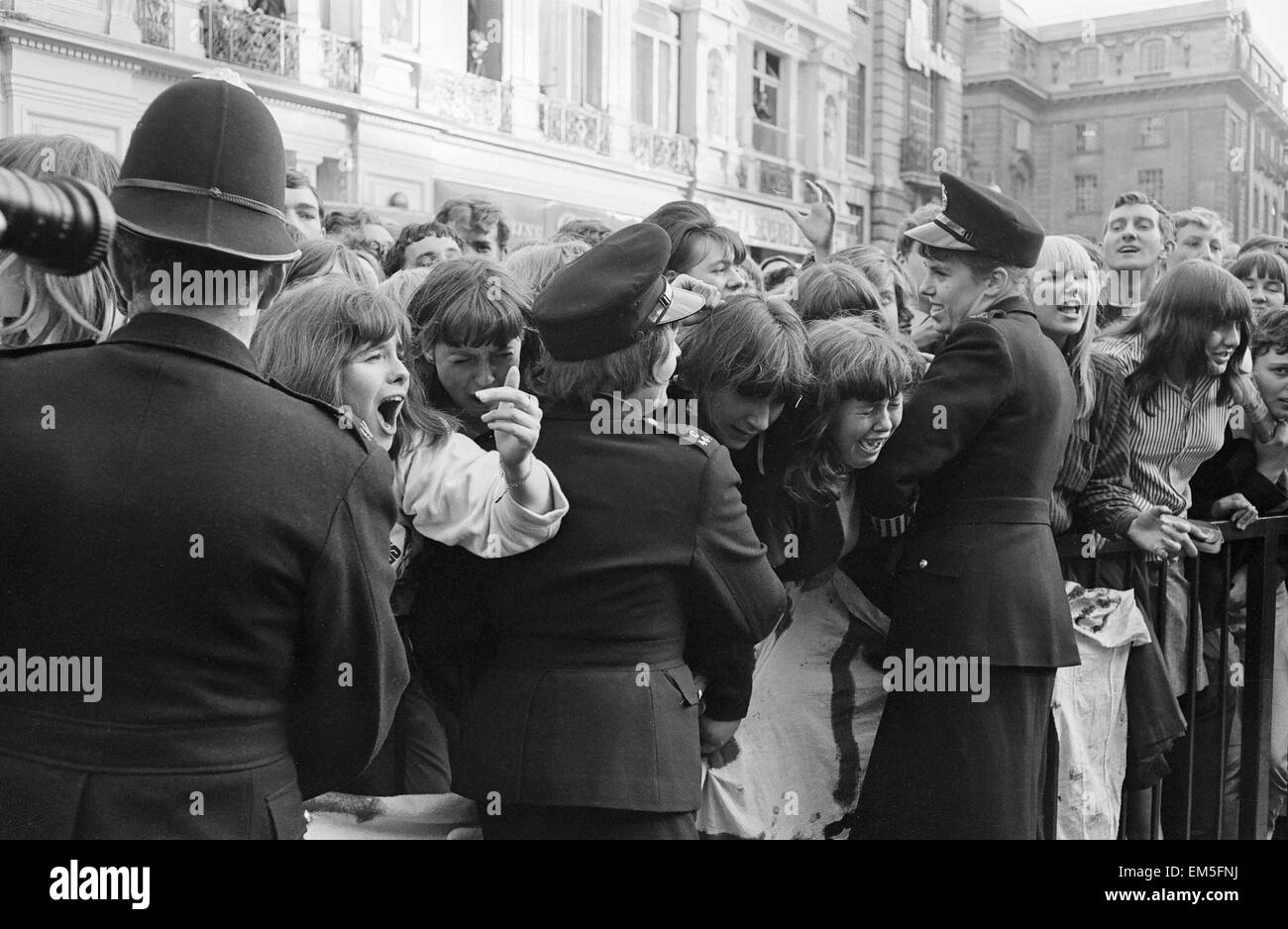 Royal premiere del Beatles nuovo film di aiuto! Presso il padiglione di Londra a piccadilly circus Londra il 29 luglio 1965. Foto Stock