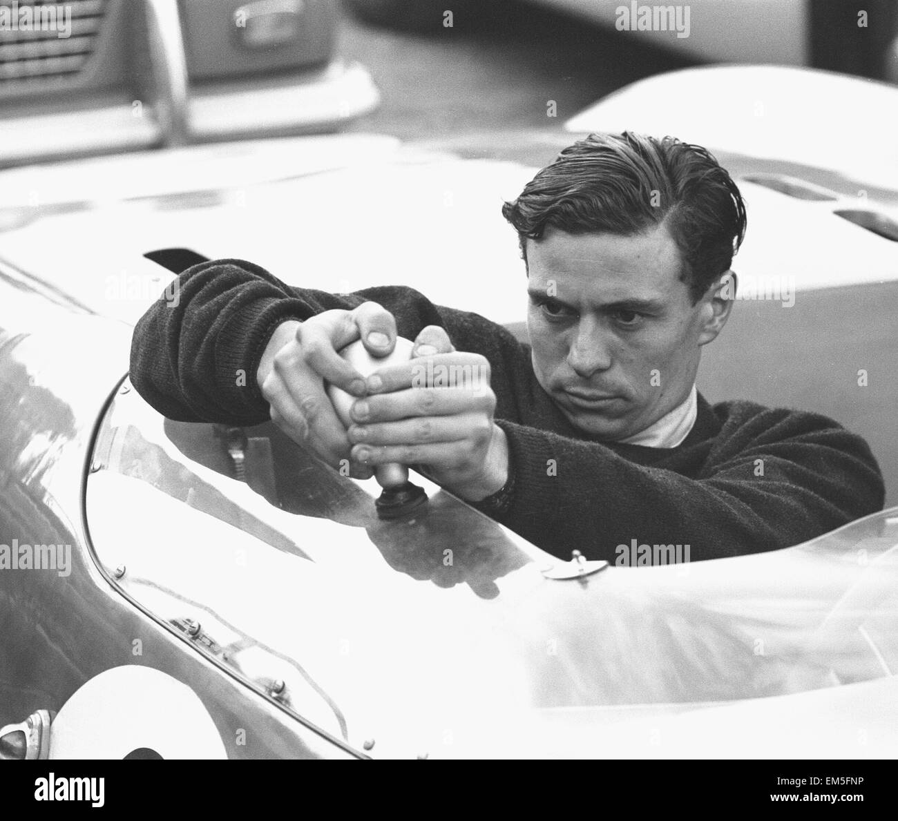 Jim Clark regola lo specchio sulla sua Lotus 23 prima dell'inizio dell'Autosport 3 ore di gara endurance a Snetterton. 29 Settembre 1962 Foto Stock
