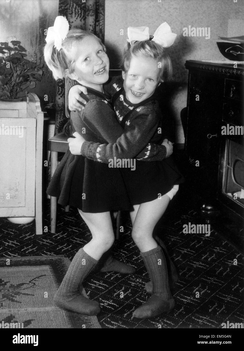 Dutch gemelli siamesi, separati con successo, sperando di incontrare la Regina durante la sua visita ad Amsterdam. Il 23 marzo 1958. Foto Stock