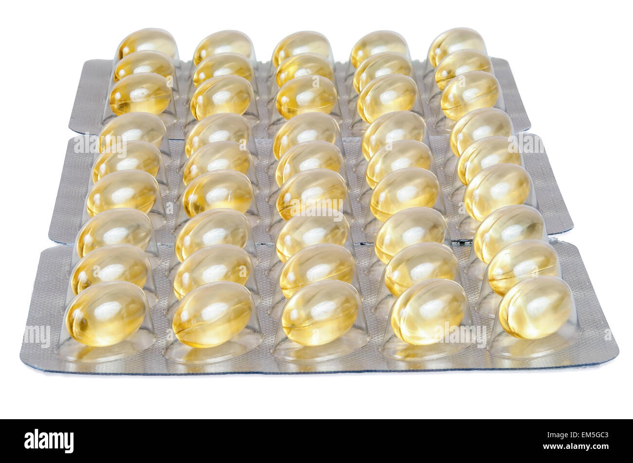 Olio di fegato di merluzzo capsule isolato su sfondo bianco con tracciato di ritaglio Foto Stock