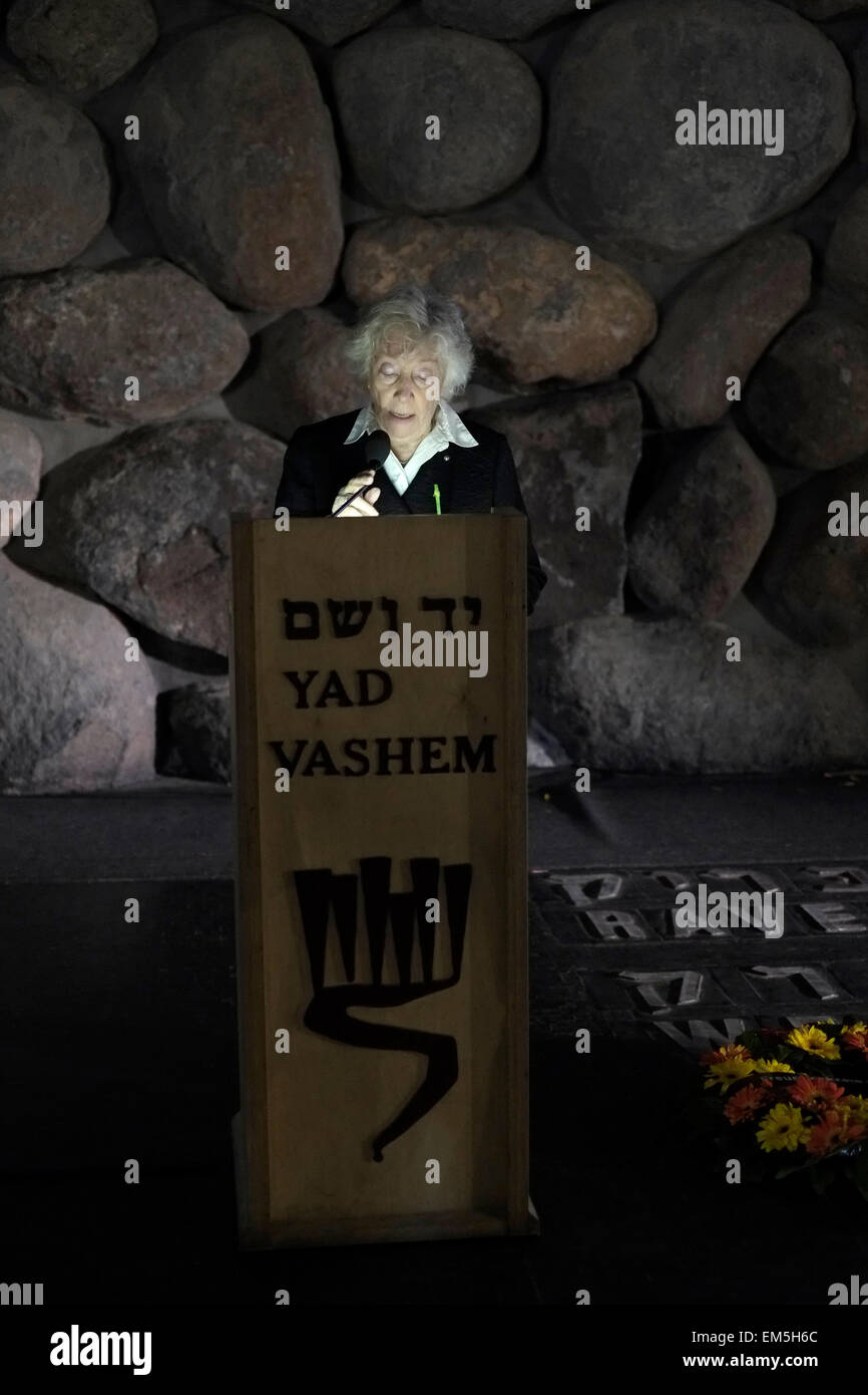Un'anziana donna ebrea leggendo i nomi dei suoi familiari che sono stati uccisi durante la Shoah presso la fiamma e la sala di ricordo a Yad Vashem - Museo di Storia dell'Olocausto a Gerusalemme in Israele Foto Stock