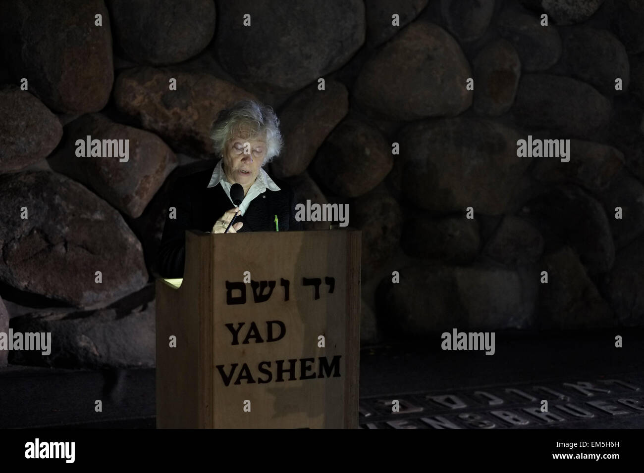 Un'anziana donna ebrea leggendo i nomi dei suoi familiari che sono stati uccisi durante la Shoah presso la fiamma e la sala di ricordo a Yad Vashem - Museo di Storia dell'Olocausto a Gerusalemme in Israele Foto Stock