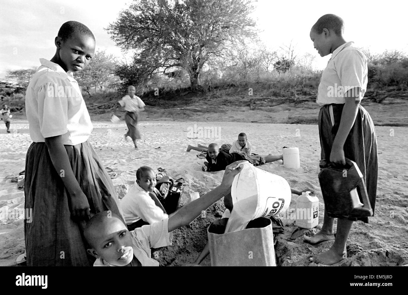 Kenya (e più specificamente Ikutha) è caratterizzato è caratterizzato da lunghi periodi di siccità e mancanza fiumi. La ragazza Foto Stock