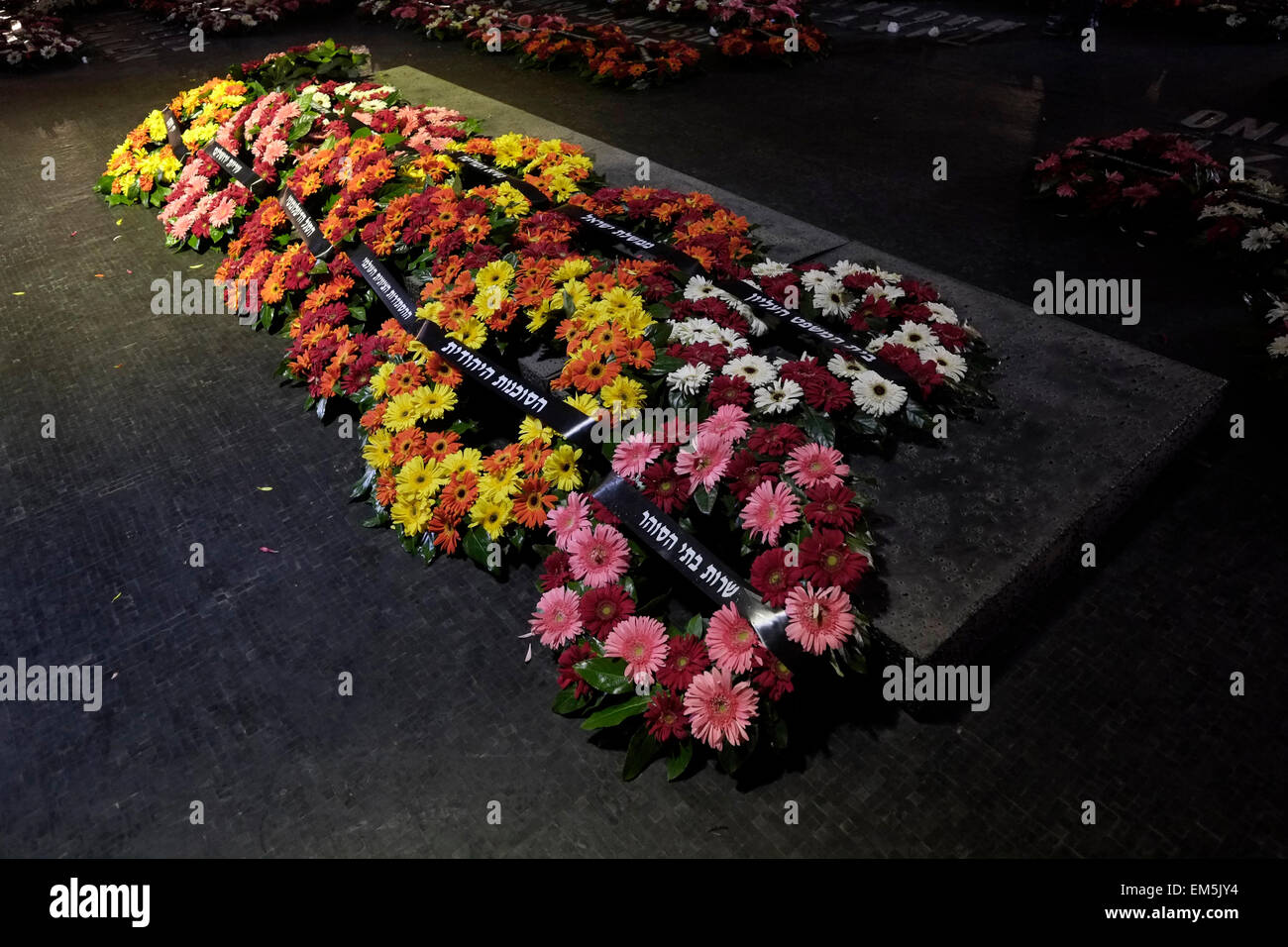 Ghirlande posa oltre i nomi dei campi di concentramento nazisti presso la fiamma e la sala di ricordo durante il giorno dell'Olocausto a Yad Vashem - Museo di Storia dell'Olocausto a Gerusalemme in Israele Foto Stock