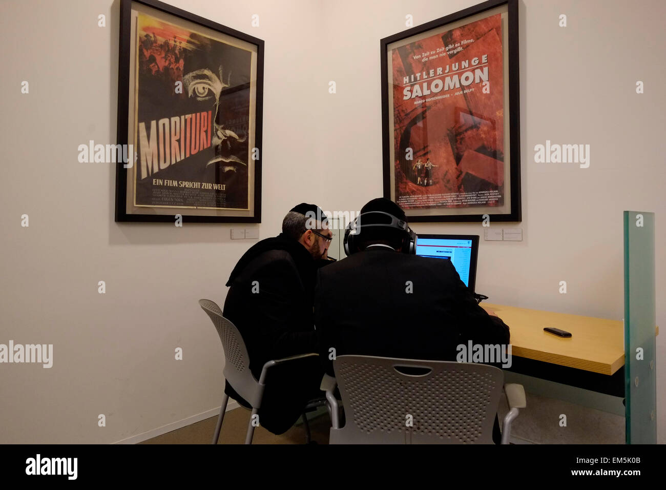 Gli ebrei haredi guardano il materiale d'archivio nel Visual Center di Yad Vashem, il World Holocaust Remembrance Center, a Gerusalemme, Israele, commemorando i 6 milioni di vittime ebraiche uccise dai nazisti durante la seconda guerra mondiale Foto Stock