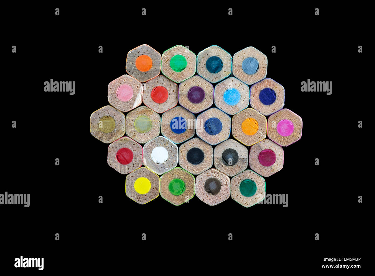 Pila di 24 pennarelli colorati visualizzati dal unsharpened estremità posteriore. Foto Stock