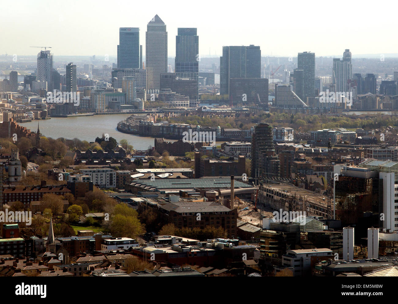 Sky Garden di Londra - Walkie-Talkie vista di Canary Wharf edifici alti e il fiume Foto Stock