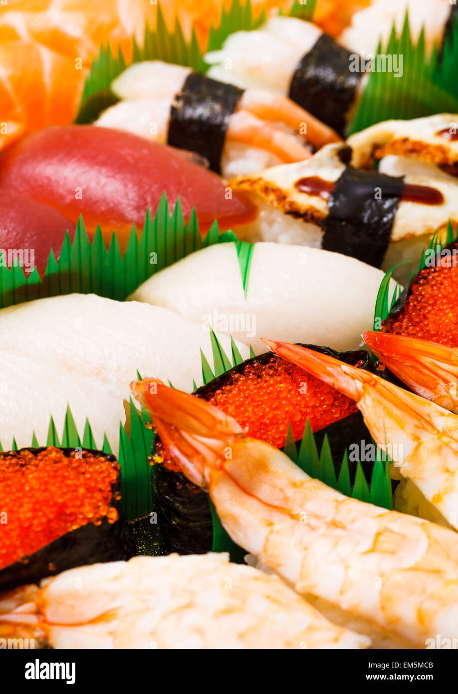Un assortimento di sushi giapponese Foto Stock