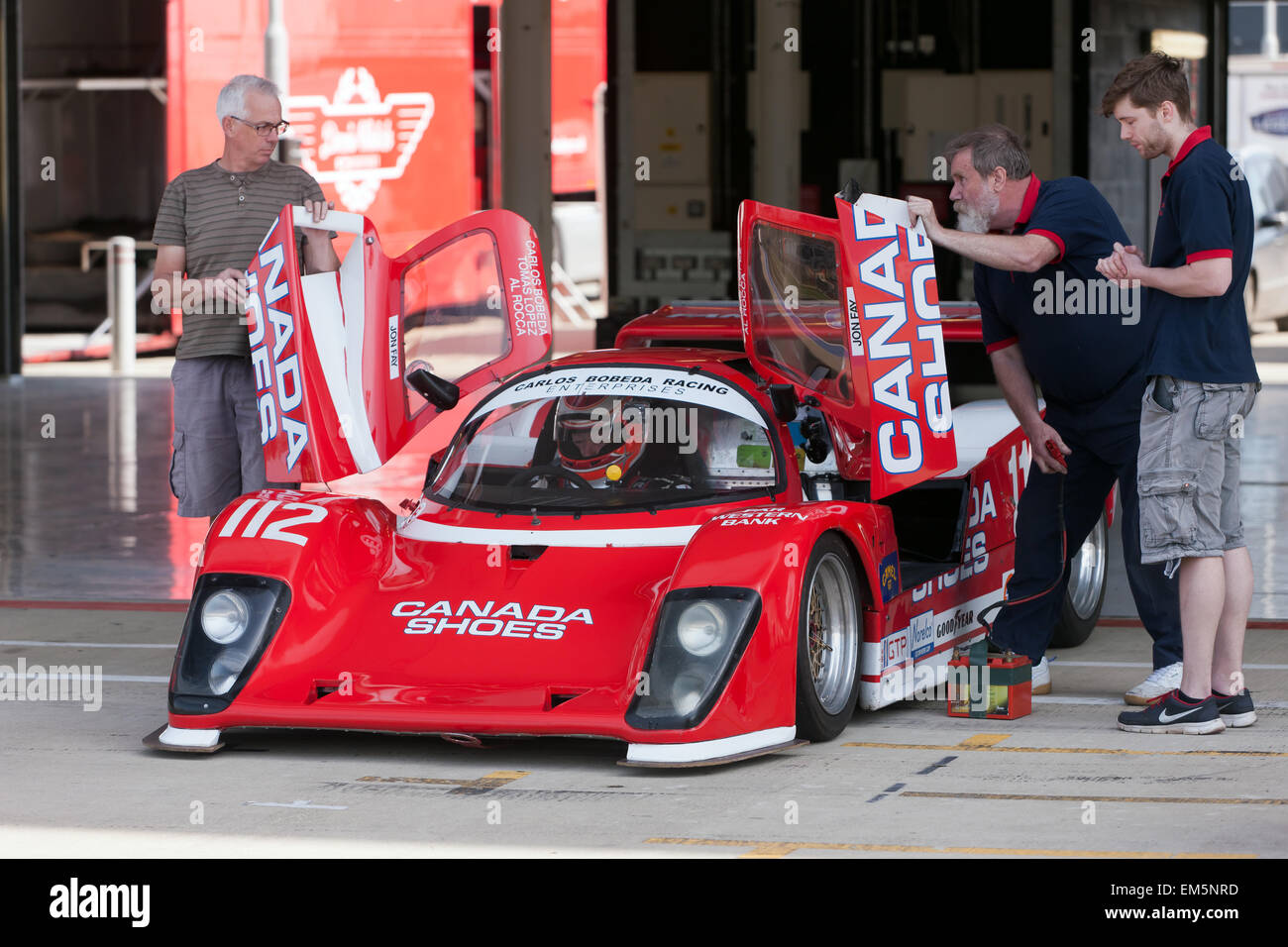 Jon Fay e il suo equipaggio buca, preparare questo gruppo C Tiga, race car per alcuni giri veloci intorno alla famosa gara di Silverstone Circuit. Foto Stock