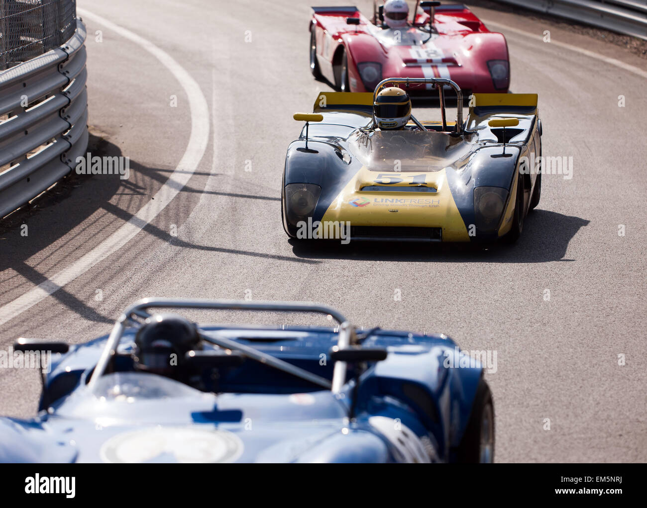 Classic Race Cars que di uscire dalla pit-lane. Durante i media ufficiali in anteprima il giorno del 2015 anniversario d'argento Silverstone Classic Foto Stock