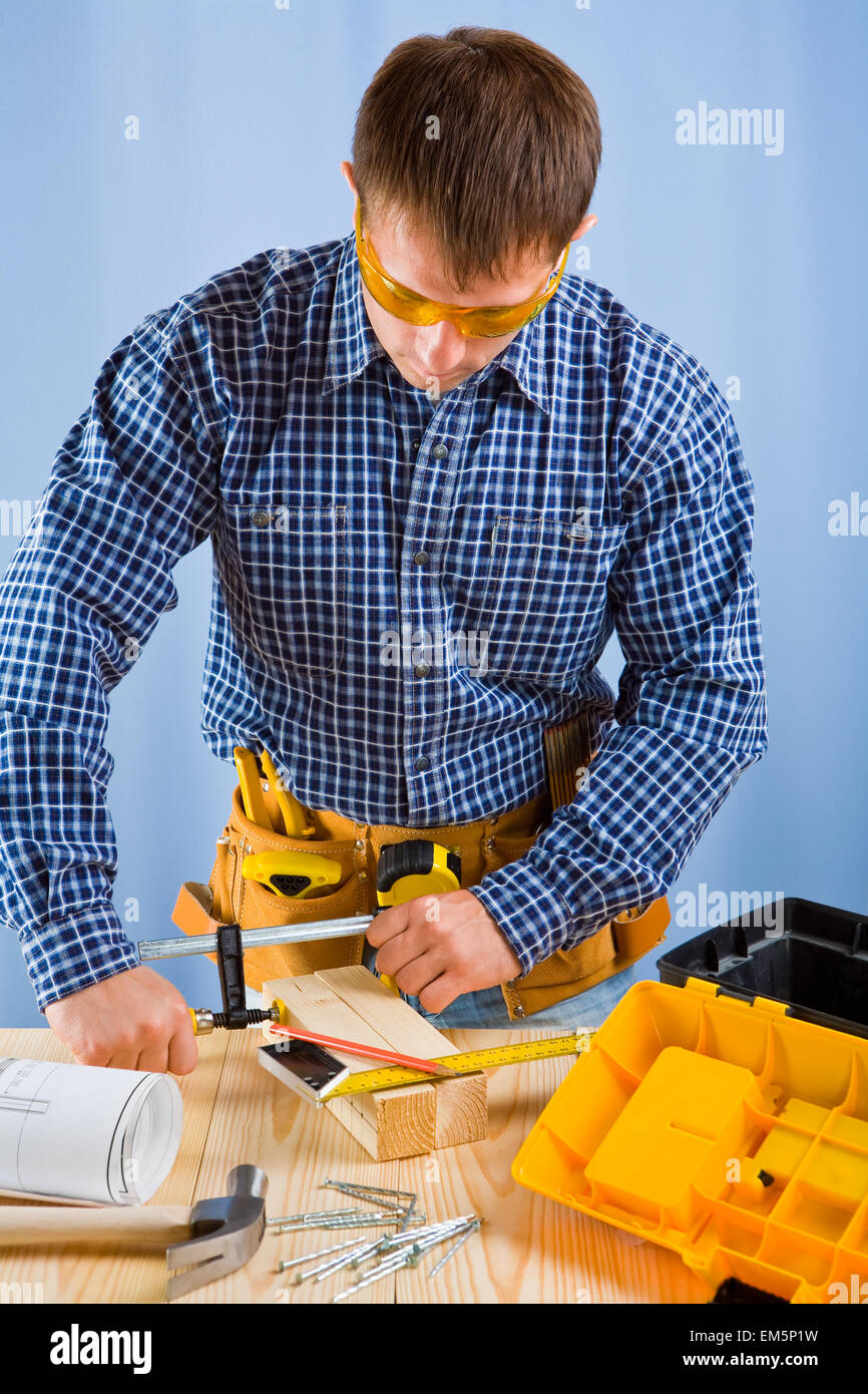 Carpenter lavora con morsa falegname Foto Stock
