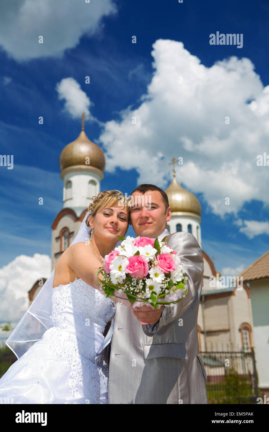 Sposa giovane sullo sfondo di una chiesa Foto Stock