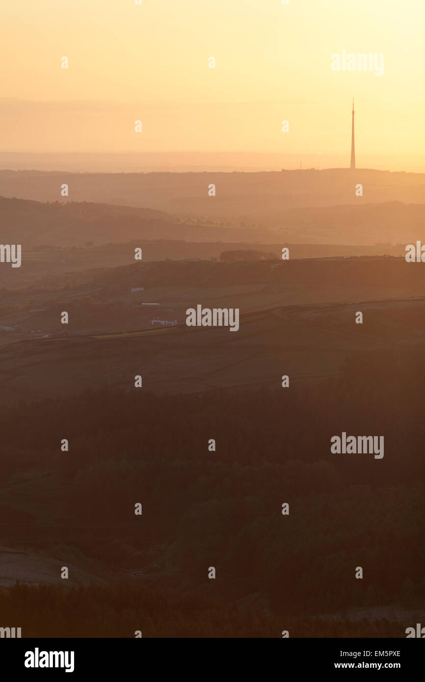 Emley moor stazione trasmittente montante e misty sunrise vicino Huddersfiled, UK. Foto Stock