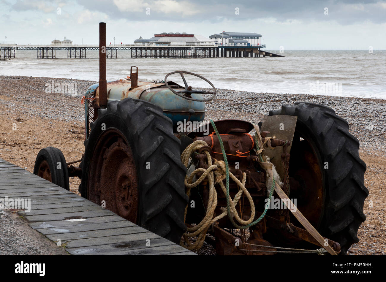 Un vecchio trattore vintage utilizzati nell'industria della pesca in piedi sulla spiaggia a Cromer, NORFOLK REGNO UNITO Foto Stock