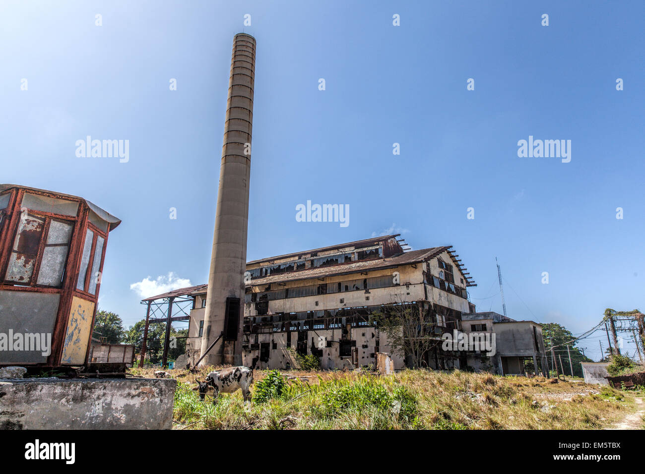 Al di fuori di una chiusura abbandonato mulino per lo zucchero in una parte remota di Cuba Foto Stock