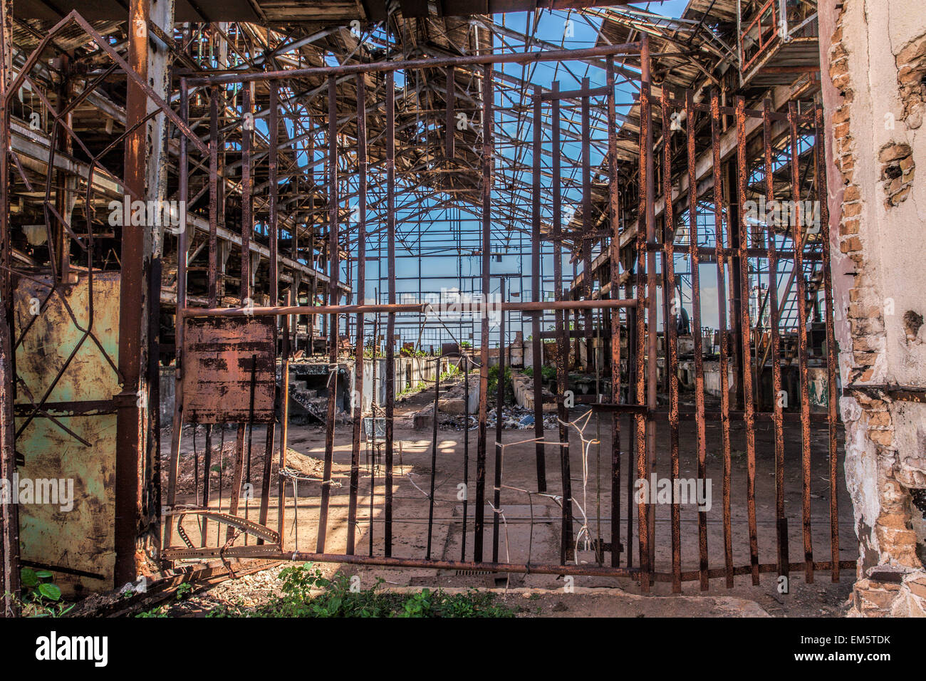 Chiuso fatiscente rusty sugar mill a Camilo Cienfuegos in Cuba. Foto Stock