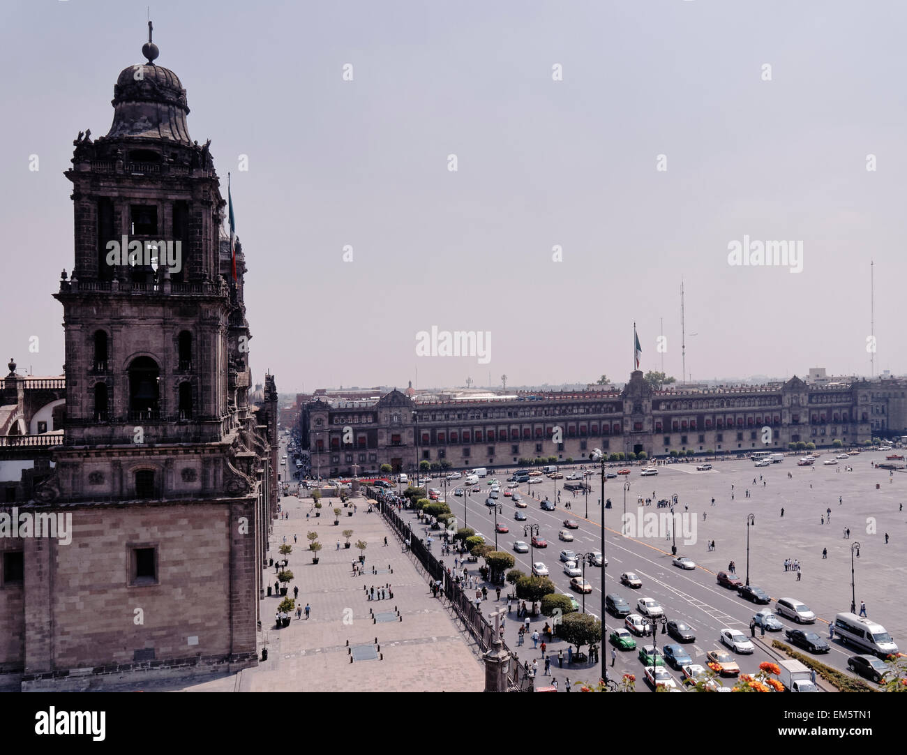 Bandiera nel Zocalo, Città del Messico, la piazza principale, Messico Foto Stock